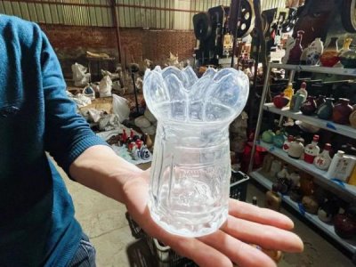 ​红色玻璃酒瓶(红色玻璃花瓶)