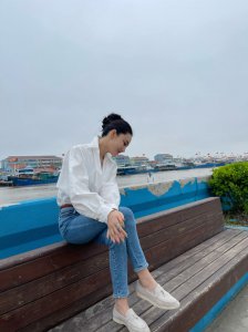 ​张馨予穿白色衬衫配紧身牛仔裤 简约大方