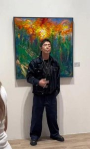 ​60岁黄贯中首开画展，朱茵携女儿露面，何超仪拄拐捧场