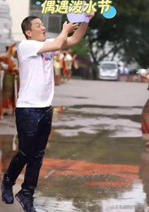 ​李亚鹏在云南泼水节玩嗨了，街头奔跑形象全无