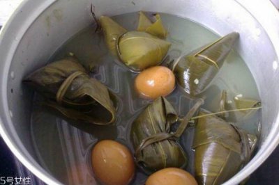 ​甜粽子和咸粽子可以一起煮吗 甜粽子好吃还是咸粽子好吃