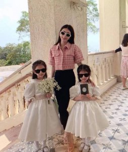 ​方媛带孩子参加婚礼 俩女儿化身花童乖巧可爱