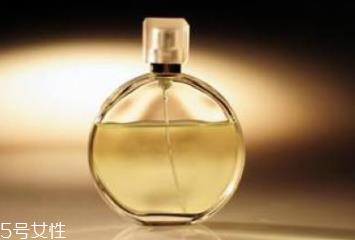 香水喷太多了怎么办？用湿毛巾擦拭