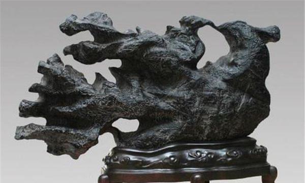 十大世界上最大的玉原石（这块石头整体的高度能够达到9.1米）  3