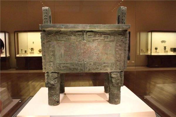 十大世界上最大的青铜铸鼎（司母戊鼎总重约875公斤）  2