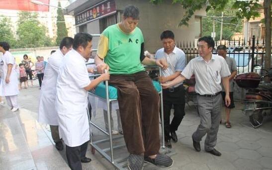 十大历史上长得最高的人是谁（世界上最高的人长多高）  3