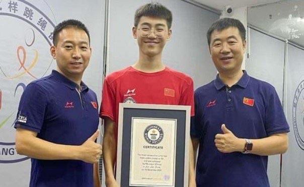 十大世界上跳绳次数最多的人 中国吉林的马家俊(连跳700多次)  3