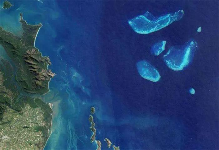 十大最长的海底山脉 中洋脊（长80,000公里）  1