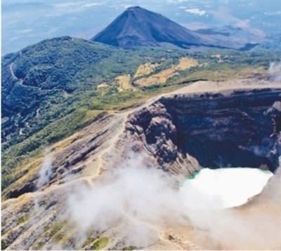 十大全球哪些国家火山多（萨尔瓦多昔日的火山口变成了美丽的火山湖）  2