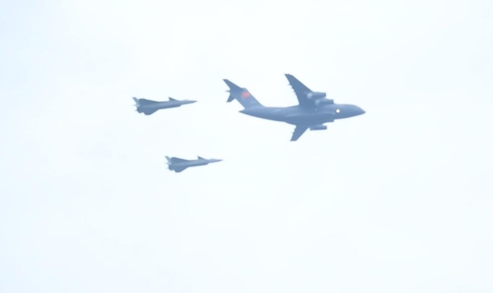 2022年9月16日，空军运-20和歼-20“双20”首次同框列阵接迎英烈。人民网记者 邱宇哲摄