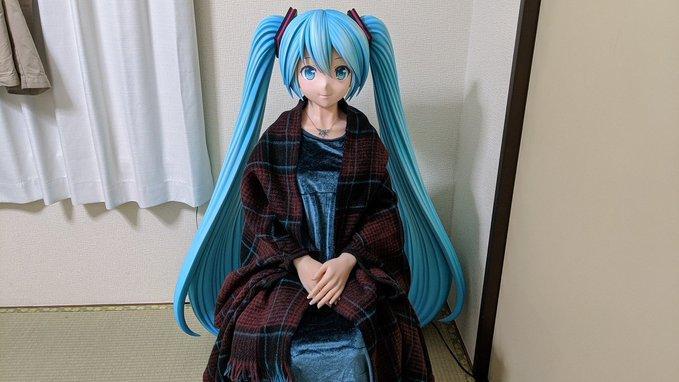 近藤给初音换上出门装(推特)