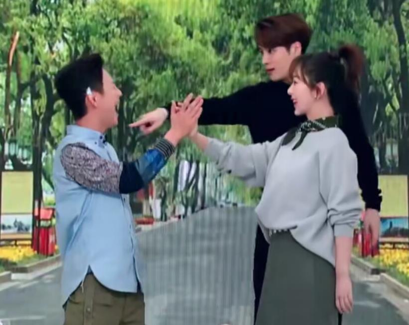 王嘉尔对杨紫是喜欢还是为了节目效果？从五个简单细节能看出