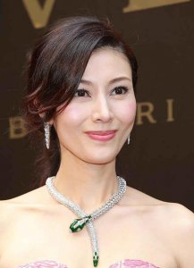 ​49岁李嘉欣晒素颜照，皮肤光滑细腻无皱纹，对老公昵称却亮了