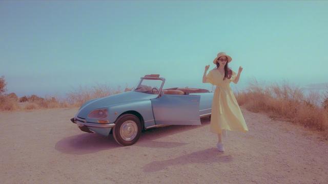 刘亦菲身穿一袭黄色连衣裙明艳又干净，搭档气质车型，香车美人养眼十足！