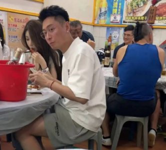 ​买超又被拍到和美女约会！聚餐贴心为对方剥小龙虾