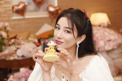 ​黄奕晒生日美照皮肤紧致锁骨明显 44岁状态仍似少女