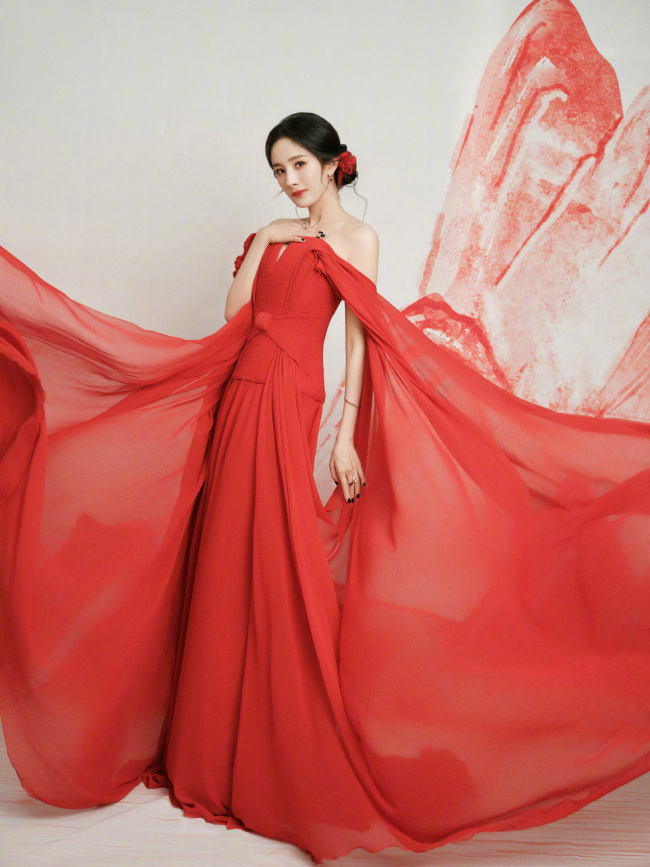 杨幂红色纱裙造型 红玫瑰般明艳美丽
