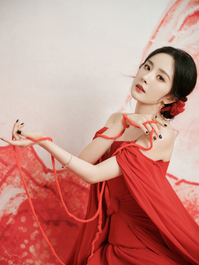 杨幂红色纱裙造型 红玫瑰般明艳美丽