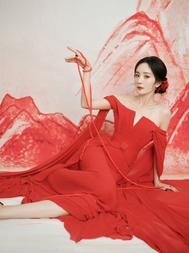 杨幂红色纱裙造型 红玫瑰般明艳美丽