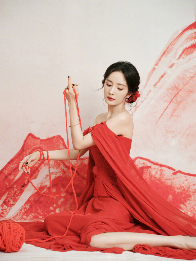 杨幂红色纱裙造型 红玫瑰般明艳美丽