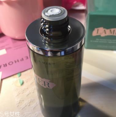 海蓝之谜精萃液跟爽肤水有什么区别？用于爽肤水之后