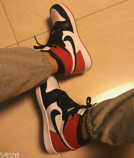 aj 1黑脚趾是荔枝皮吗？aj 1黑脚趾皮质是不是荔枝皮