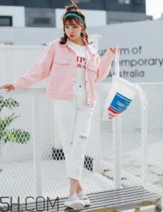 ​粉色衣服配什么颜色的裤子？粉色衣服搭配裤子图片