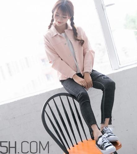 粉色衣服配什么颜色的裤子？粉色衣服搭配裤子图片