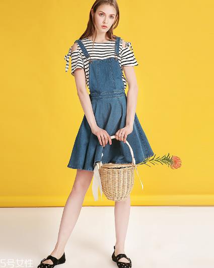 牛仔背带装怎么搭配 穿出高级少女感