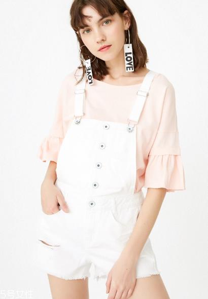 牛仔背带装怎么搭配 穿出高级少女感