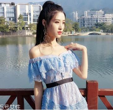 一字肩衣服怎么搭配？时髦精的高端裸露