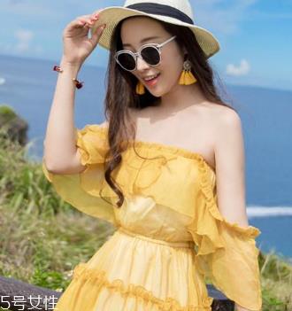 一字肩衣服怎么搭配？时髦精的高端裸露