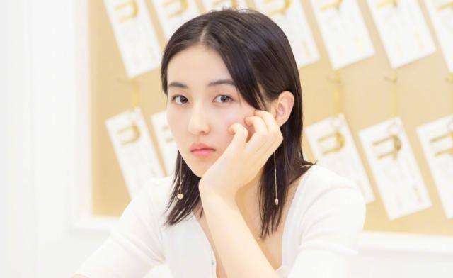 张子枫成剧组最热女演员，刚和吴磊上热搜，又被徐峥揪辫子