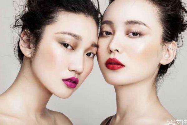 化完妆脸白脖子黑怎么办 遮盖脖子色差的方法