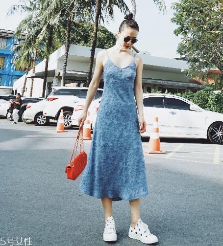 春天穿什么颜色衣服显白？不要总是黑白灰