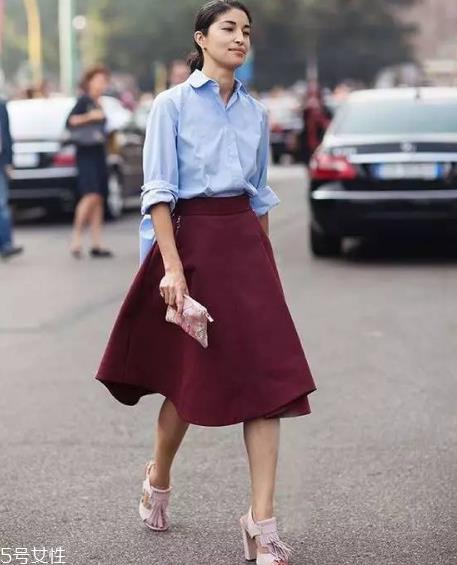 春天穿什么颜色衣服显白？不要总是黑白灰