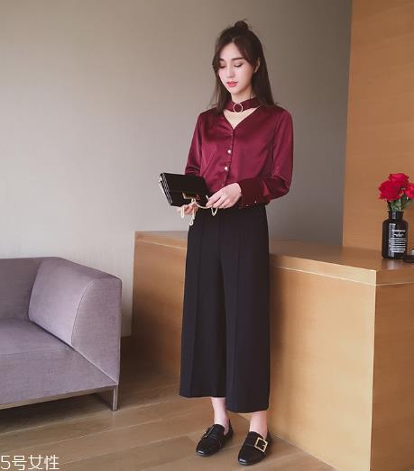 春天穿什么颜色衣服显白？不要总是黑白灰
