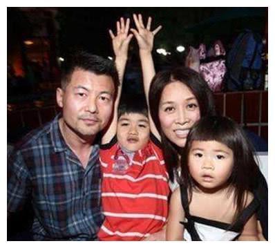 那英十四岁儿子近照：皮肤黝黑个子高大打球超霸气，模样随了前夫