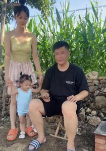 ​谢永强在农村居住熬汤药，爱妻怀抱幼女站一旁，引起网友热议