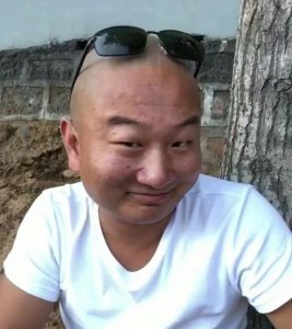 ​网红giao哥酒吧演出遭黑手,“抱头鼠窜”被迫退场,场面十分混乱