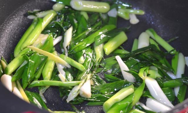 蒜苗炒鸡蛋家常做法，鸡蛋嫩滑有诀窍，方法简单实用，香气四溢