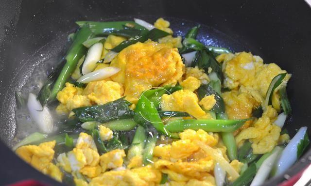 蒜苗炒鸡蛋家常做法，鸡蛋嫩滑有诀窍，方法简单实用，香气四溢