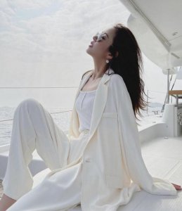 ​陈赫老婆张子萱真会穿，纸片人身材的她，居然完美撑起了廓形西装