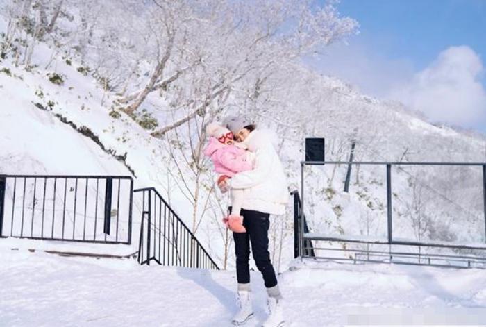 陈赫、张子萱夫妻带女儿逛迪斯尼，心情大好，放出女儿正脸照