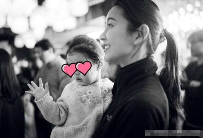 陈赫、张子萱夫妻带女儿逛迪斯尼，心情大好，放出女儿正脸照