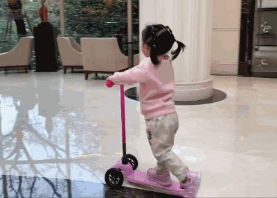 陈赫、张子萱夫妻带女儿逛迪斯尼，心情大好，放出女儿正脸照