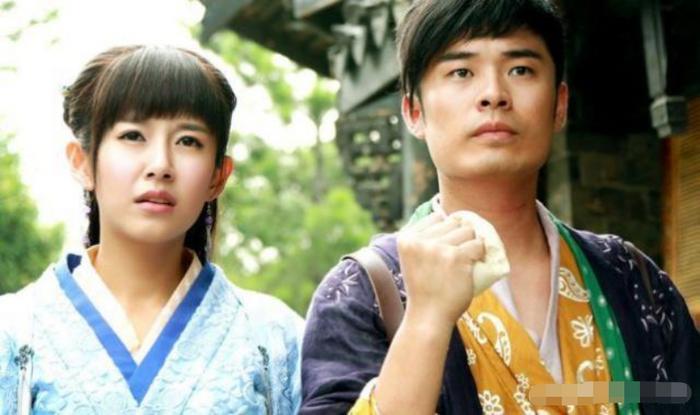 陈赫、张子萱夫妻带女儿逛迪斯尼，心情大好，放出女儿正脸照