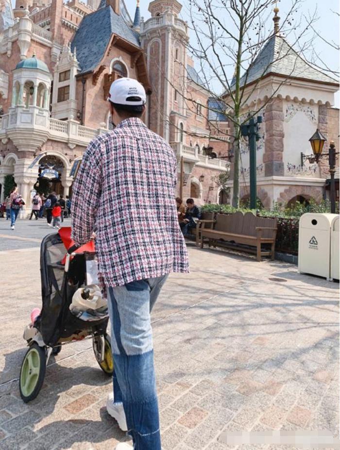 陈赫、张子萱夫妻带女儿逛迪斯尼，心情大好，放出女儿正脸照