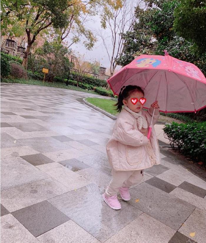 陈赫、张子萱夫妻带女儿逛迪斯尼，心情大好，放出女儿正脸照
