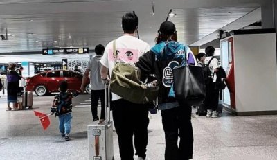 ​陈赫罕见秀恩爱合照，张子萱挽老公手臂似小女孩，情侣装甜死人